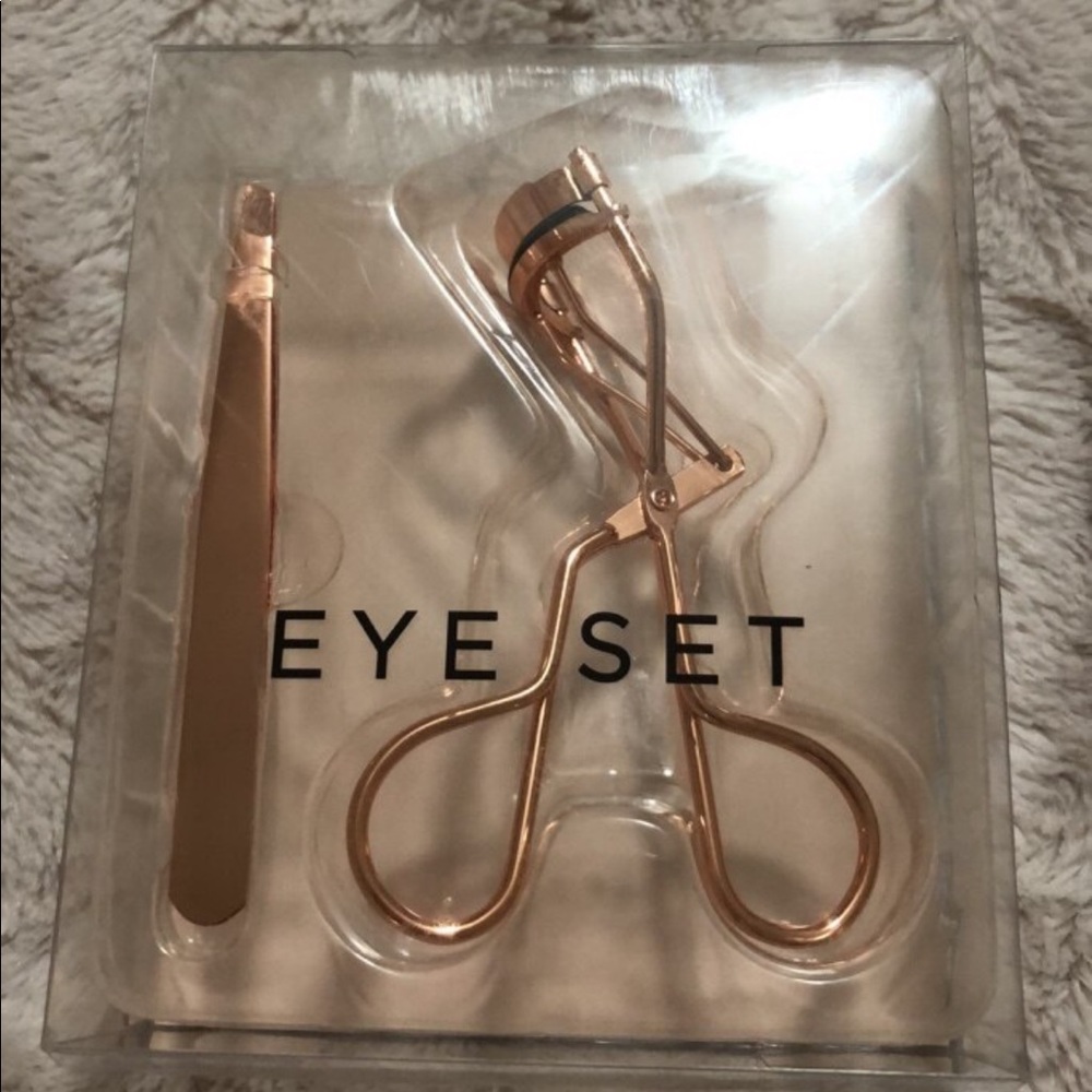 Eyelash curler and tweezers